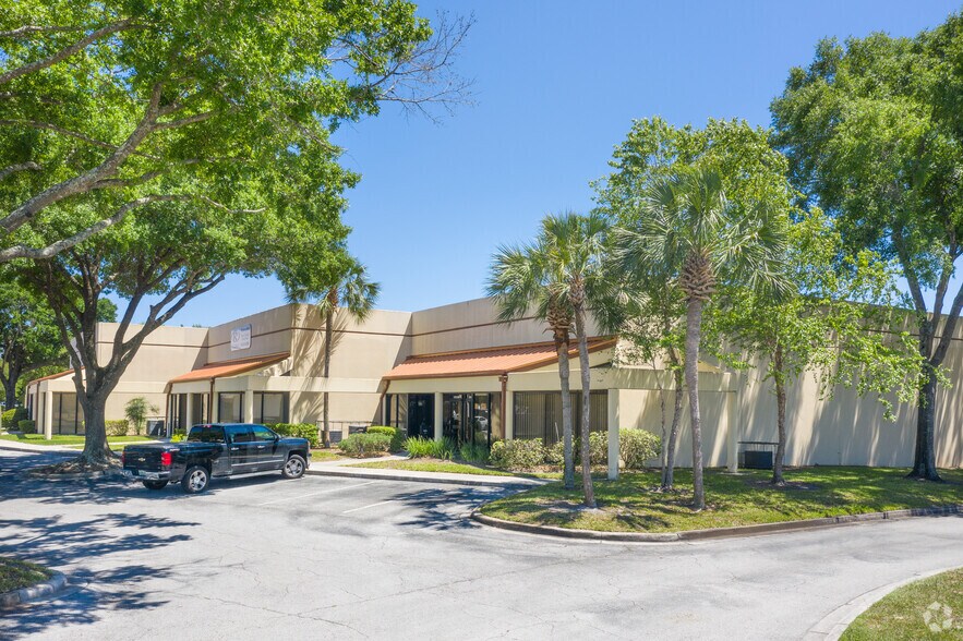 More Photos Of 10592 N Balmoral Cir, Jacksonville Showroom For Lease
