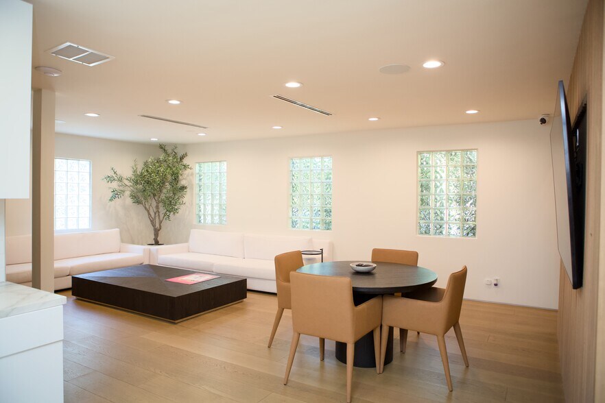 More Photos Of 648 N St. Andrews Pl, Los Angeles Loft Creative Space For Sale