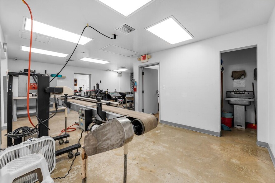 More Photos Of 7155-7159 NW 77th Ter, Miami Warehouse For Sale
