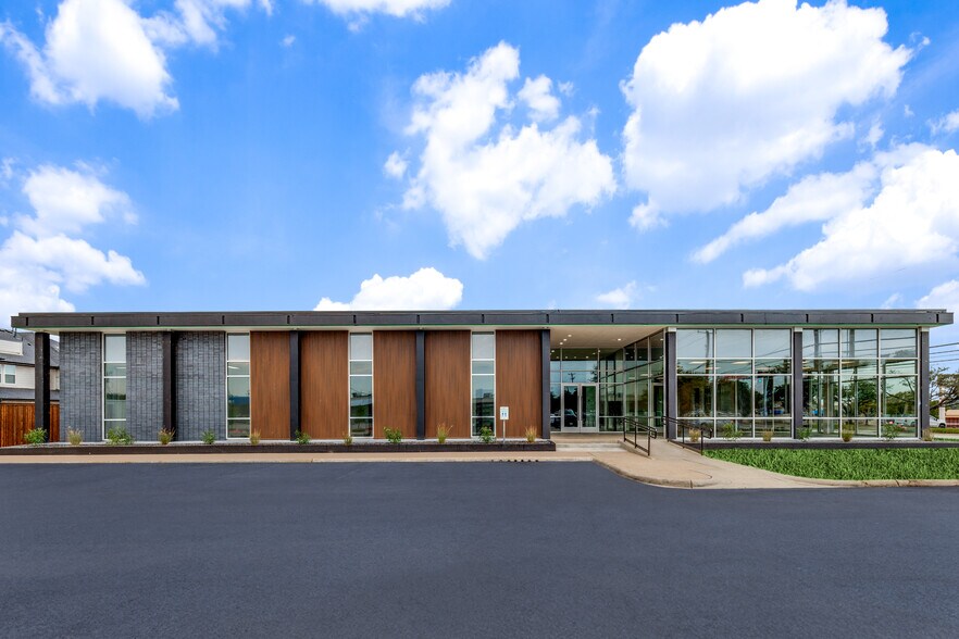 Primary Photo Of 2824 Valley View Ln, Farmers Branch Medical For Sale