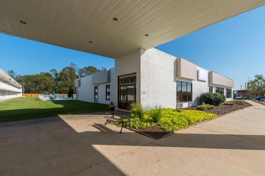 More Photos Of 2031 Military St S, Hamilton Hotel For Sale