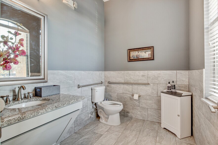 More Photos Of 8821 Davis Blvd, Keller Medical For Lease