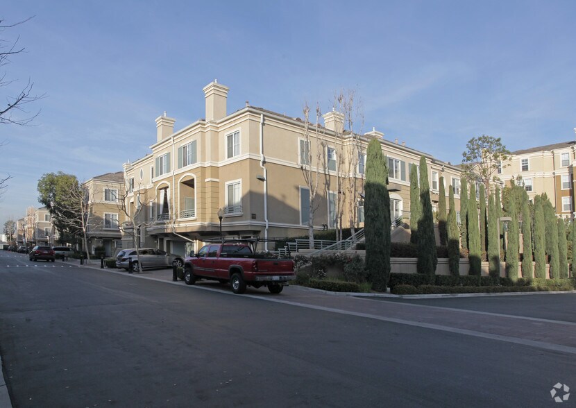 Primary Photo Of 31 E MacArthur Crescent Dr, Santa Ana Apartments For Lease