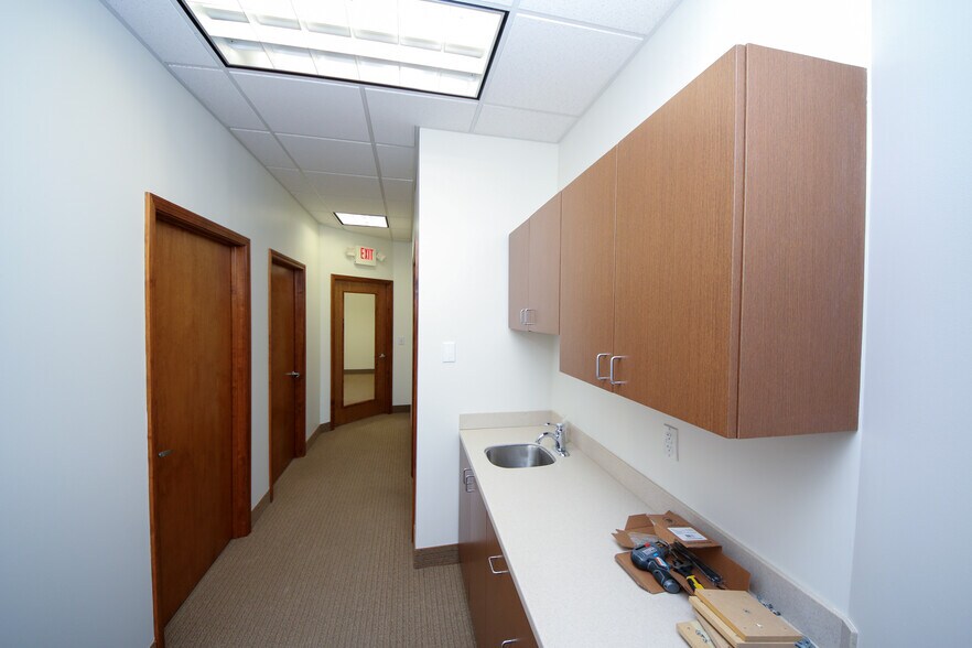 More Photos Of 9700 park plaza Ave, Louisville Medical For Lease