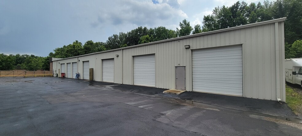 More Photos Of 4882 English Towne Dr, Memphis Warehouse For Lease