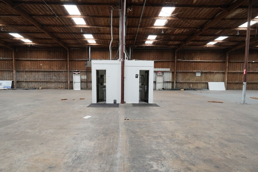 More Photos Of 8245 North Fwy, Houston Showroom For Sale