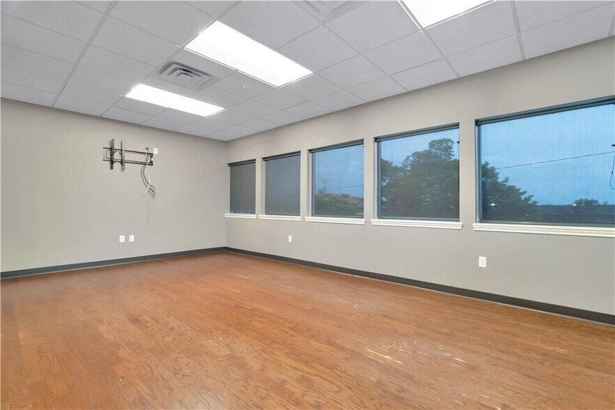 More Photos Of 1088 E Millsap Rd, Fayetteville Office For Lease