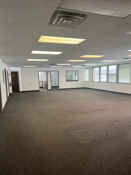 More Photos Of 8300 Dow Cir, Strongsville Light Distribution For Lease