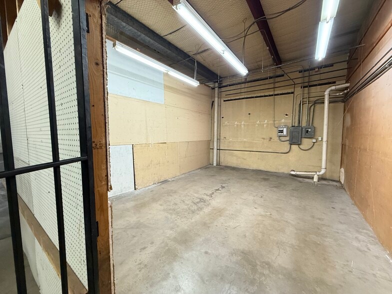 More Photos Of 11104 N Lamar Blvd, Austin Showroom For Lease