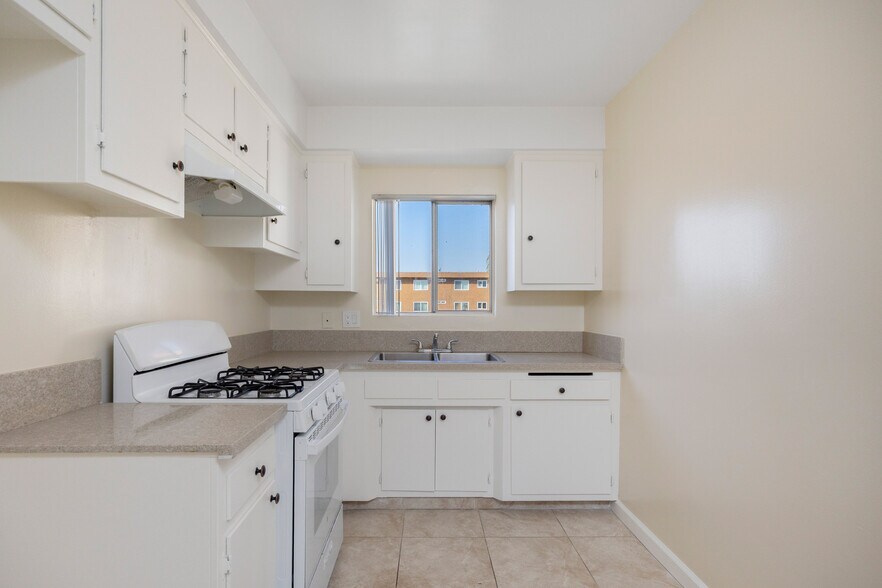 More Photos Of 4055 W 129th St, Hawthorne Apartments For Sale