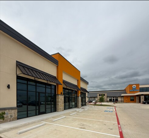 More Photos Of 914 W 1st St, Justin Storefront For Lease