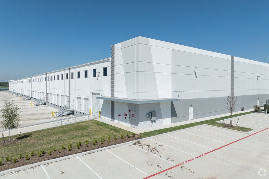 More Photos Of 10055 W Lake Houston Pky, Houston Distribution For Lease