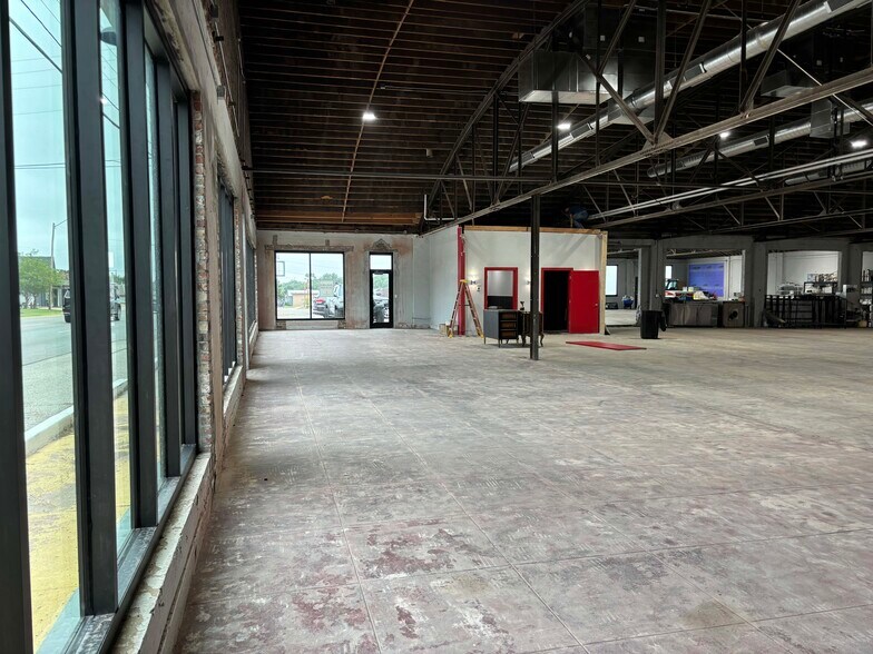 More Photos Of 9101 N Western Ave, Oklahoma City Showroom For Lease
