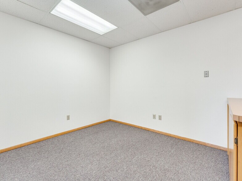 More Photos Of 2275 NE McDaniel Ln, Mcminnville Office For Lease