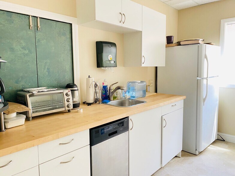 More Photos Of 2488 Newport Blvd, Costa Mesa Office For Lease