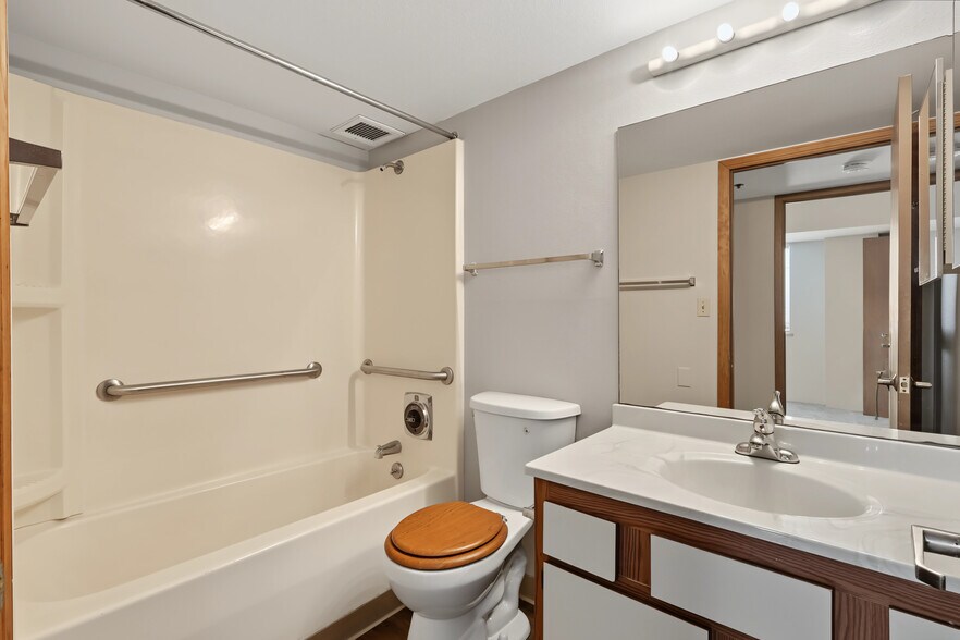 More Photos Of 615 Park St, Des Moines Apartments For Sale