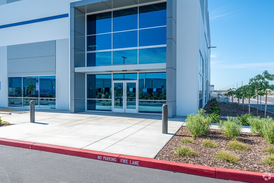 More Photos Of 7320 Power Line Rd, Sacramento Distribution For Lease