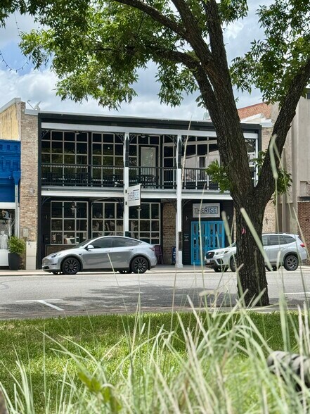More Photos Of 204 S Austin St, Seguin Restaurant For Sale