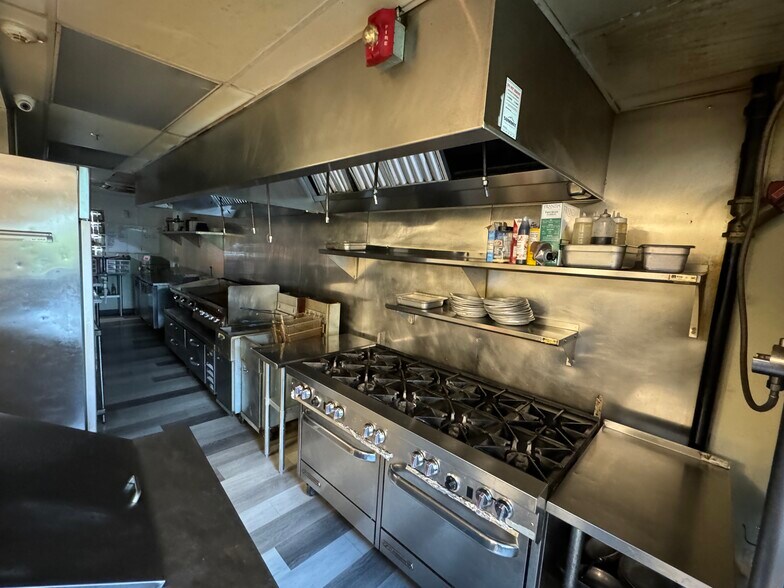 More Photos Of 9620 Old Johnnycake Ridge Rd, Mentor Restaurant For Lease