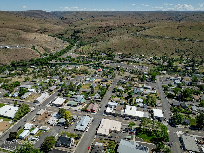 More Photos Of 502 Deschutes Ave, Maupin General Retail For Sale