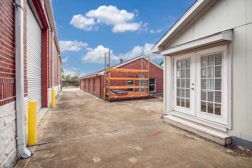 More Photos Of 11126 Timber Crest Dr, Houston Warehouse For Lease