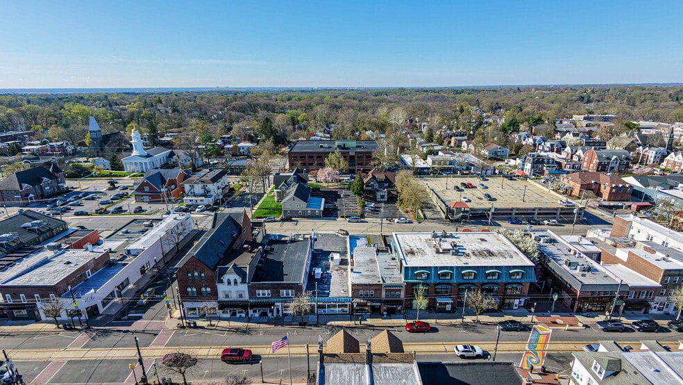More Photos Of 10 W State St, Media Storefront For Lease