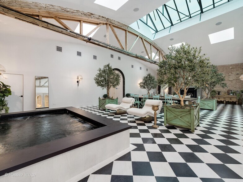 More Photos Of 2733 N Pulaski Rd, Chicago Showroom For Sale