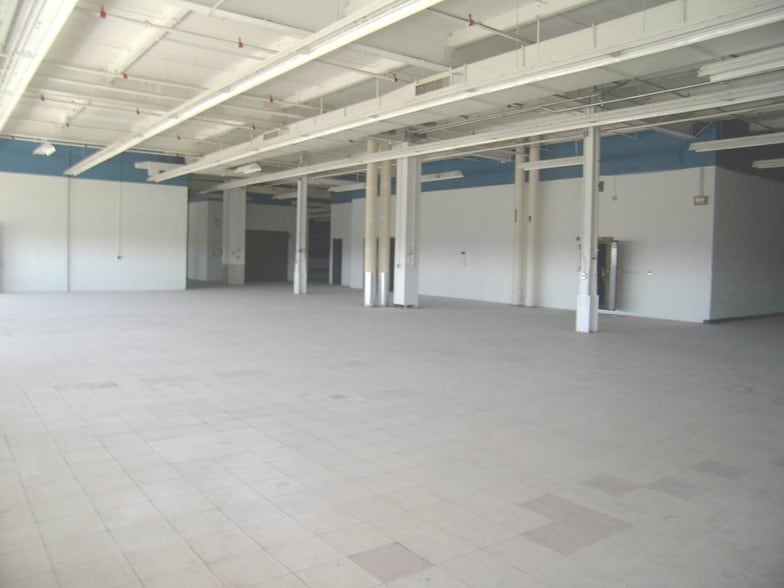 More Photos Of 368 Burman Blvd, Calverton Warehouse For Lease