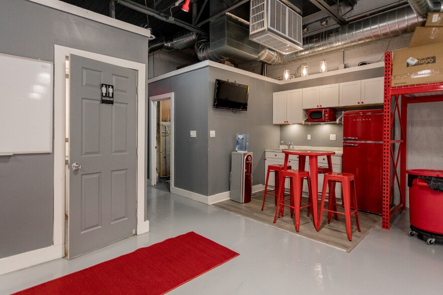 More Photos Of 16813 Wyoming St, Detroit Showroom For Lease