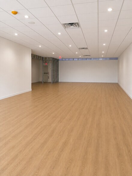 More Photos Of 250 County Rd, Barrington Storefront For Lease