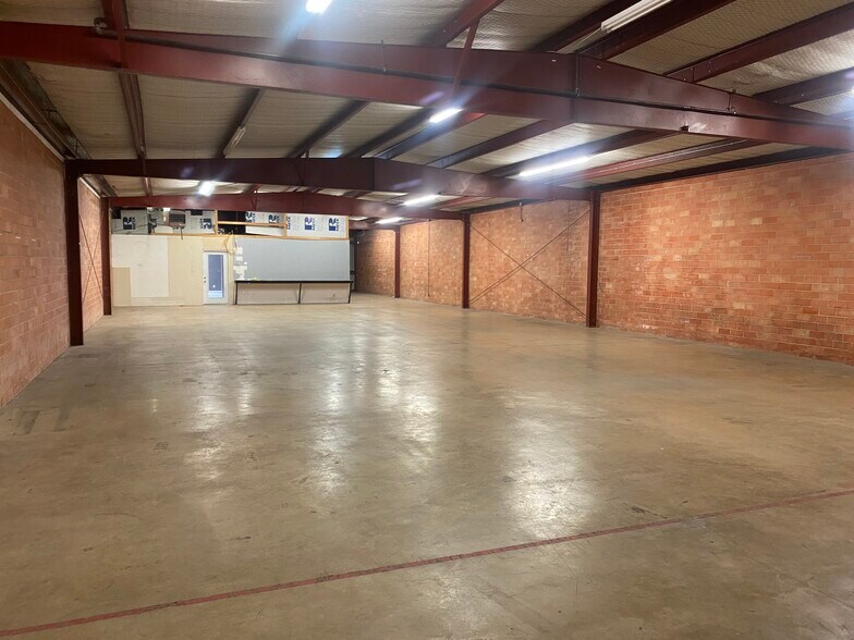 More Photos Of 8446 Gault Ln, San Antonio Light Distribution For Lease