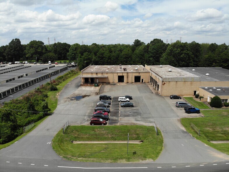 More Photos Of 11601 Hambright Rd, Huntersville Manufacturing For Lease