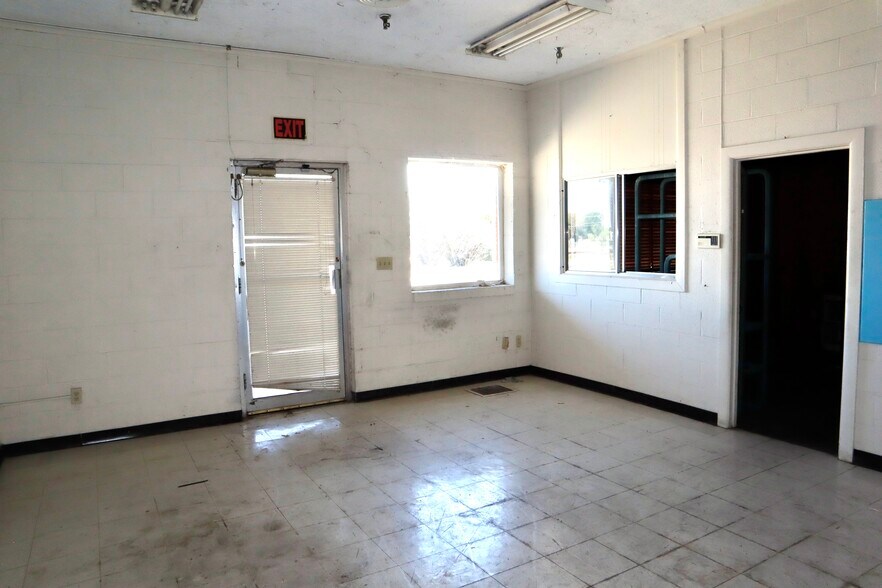 More Photos Of 912 N Beverly Dr, Wichita Falls Warehouse For Lease