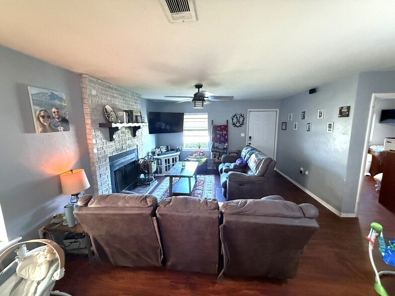 More Photos Of 1640 Lindbergh Dr, Beaumont Specialty For Sale