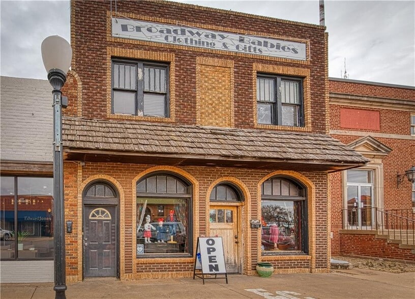 Primary Photo Of 218 W Broadway Ave, Elk City General Retail For Sale