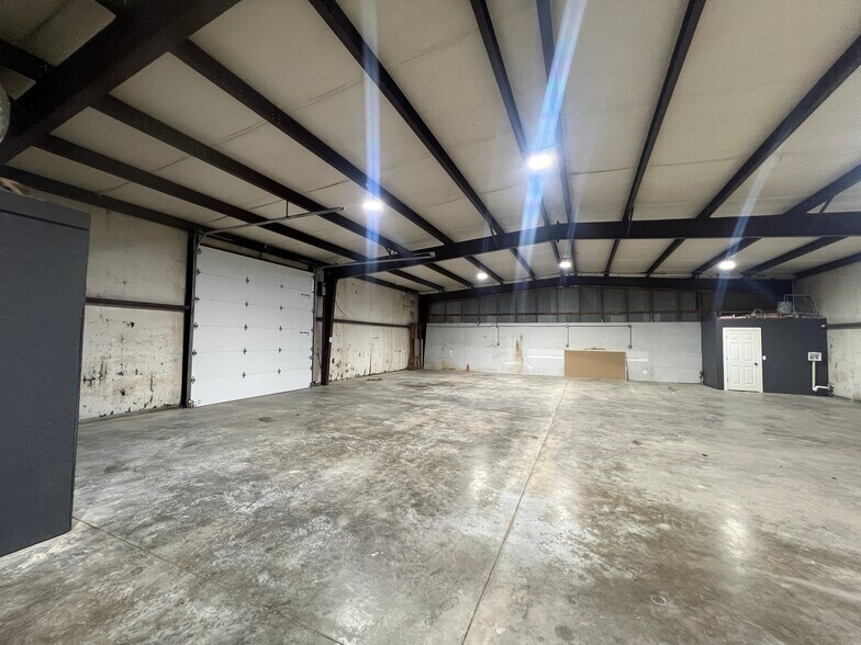 More Photos Of 224 Ken Dr, Sherman Industrial For Lease