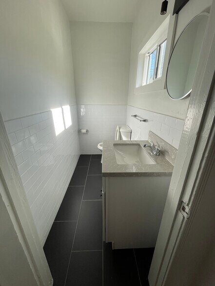 More Photos Of 5438 Huntington Dr S, Los Angeles Showroom For Lease