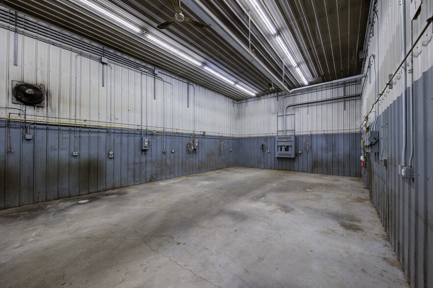 More Photos Of 180 Ushers Rd, Round Lake Warehouse For Sale
