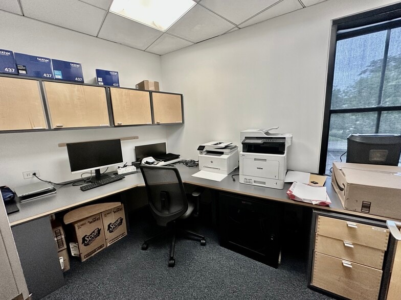 More Photos Of 12 Havemeyer Pl, Greenwich Office For Lease
