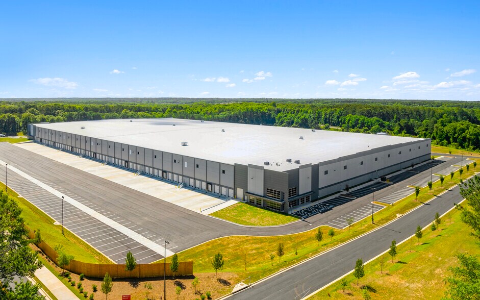 More Photos Of 175 Candler Rd, Stockbridge Warehouse For Lease