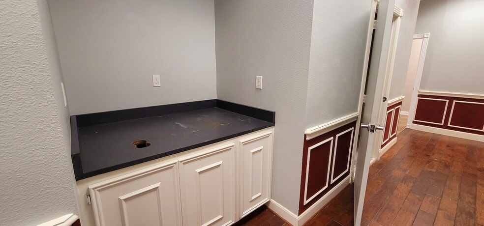 More Photos Of 901 E Highway 90A, Richmond Storefront Retail Office For Lease