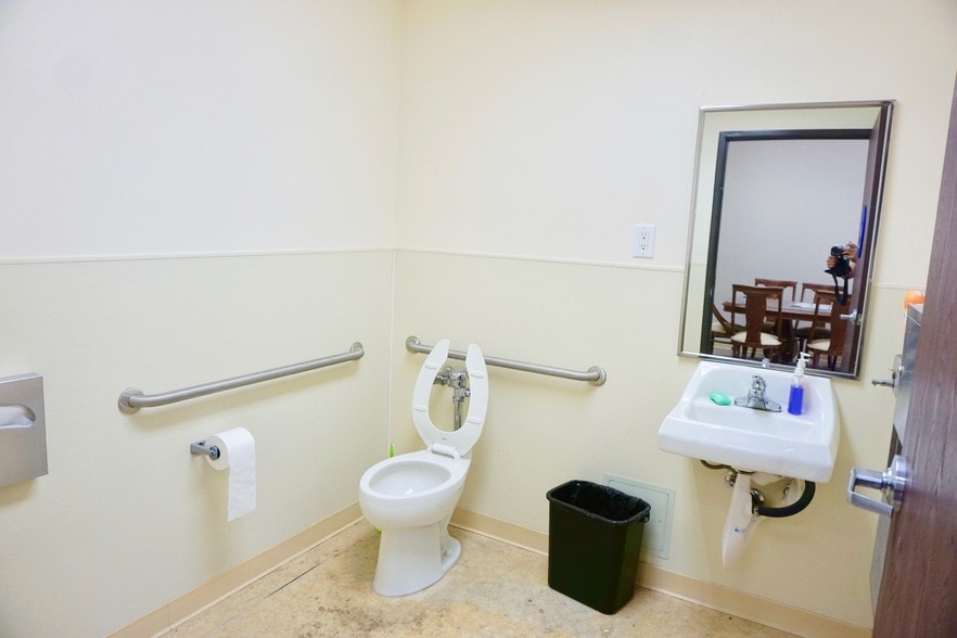 More Photos Of 16882 S Main St, Gardena Warehouse For Lease