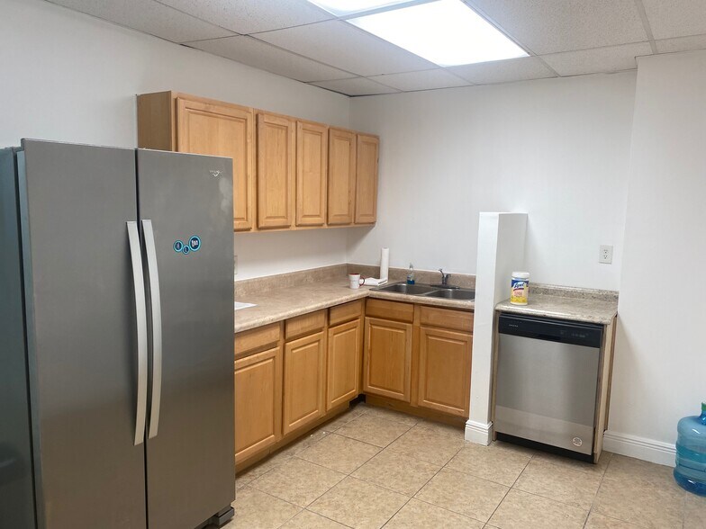 More Photos Of 7801-7889 NW 15th St, Doral Warehouse For Lease