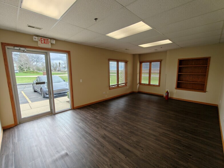 More Photos Of 633 Enterprise Ave, Dekalb Warehouse For Sale