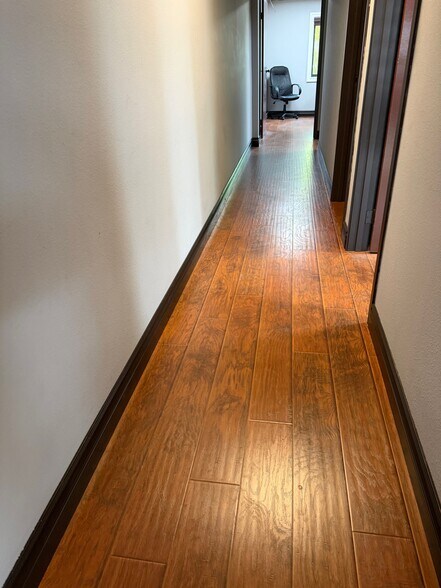 More Photos Of 23291 Ventura Blvd, Woodland Hills Loft Creative Space For Lease