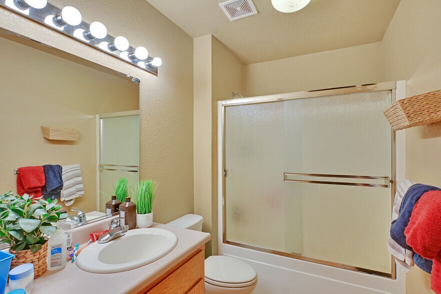 More Photos Of 1633 Starr Dr, Yuba City Service For Sale
