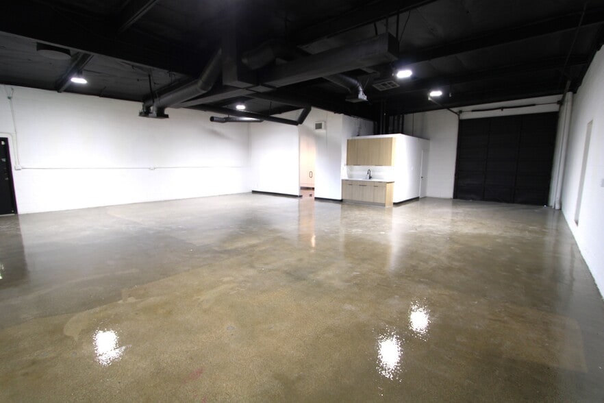 More Photos Of 2124-2134 Floyd St, Burbank Warehouse For Lease