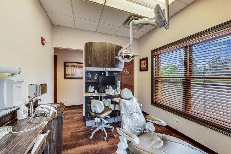 More Photos Of 1421-1431 McHenry Rd, Buffalo Grove Office For Sale