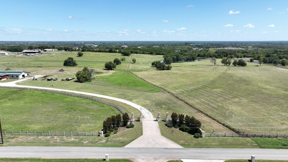 More Photos Of 1253 N Hill St, Van Alstyne Light Distribution For Sale