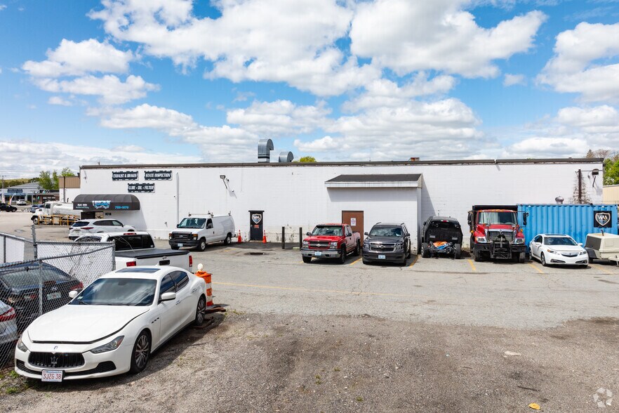 More Photos Of 840 Cumberland Hill Rd, Woonsocket Warehouse For Lease